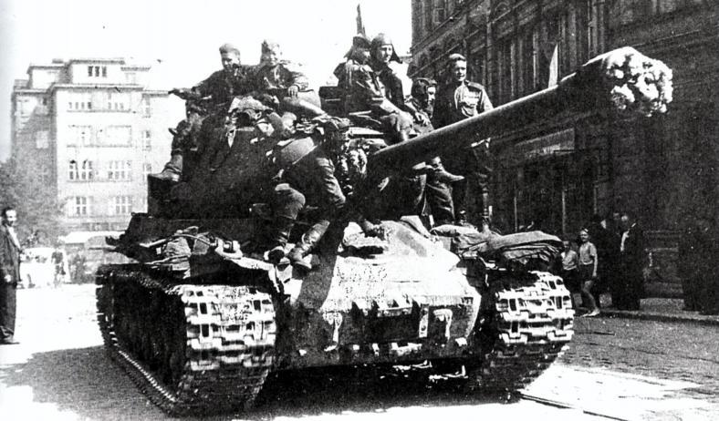 ИС-2 в освобожденной Праге 9 мая 1945