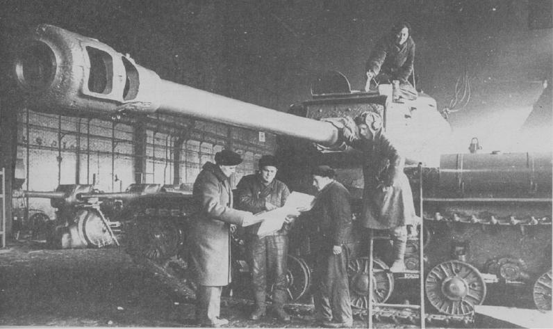 ИС-2 в цеху Челябинского Кировского завода. 1944 