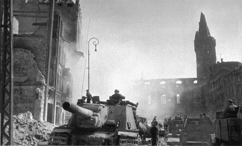 ИСУ-152 на улице взятого Кенигсберга. Апрель 1945