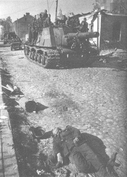 ИСУ-152 в освобожденном Полоцке 4 июля 1944