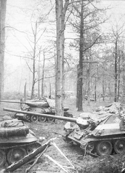 Советские противотанковые САУ СУ-100 и танки Т-34-85 под Берлином 30 апреля 1945
