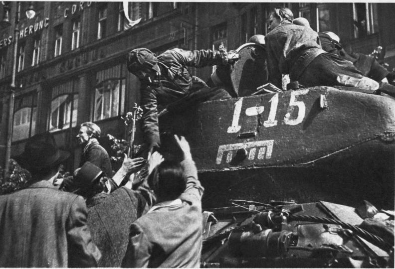 Т-34-85 в освобожденной Праге 9 мая 1945