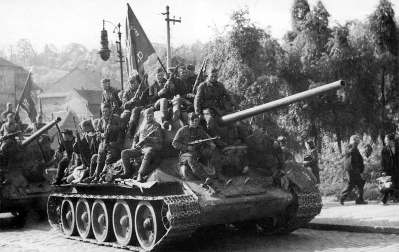 Т-34-85 въезжают в Прагу 9 мая 1945