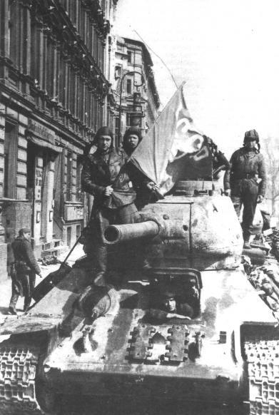 T-34-85 на улицах Берлина. Май 1945