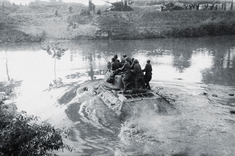 Переправа Т-34-85 через Днестр. 1944