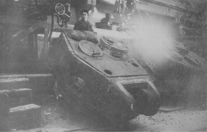 Сборка Т-34-85 на Уралвагонзаводе в Нижнем Тагиле. 1944