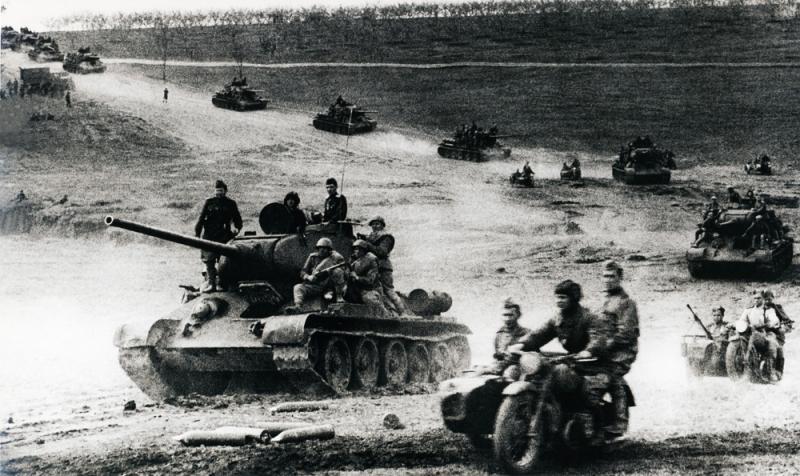 Т-34-85 на марше в наступлении. 1944