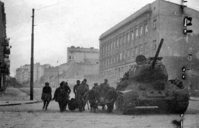 Т-34-85 прикрывает эвакуацию раненых в боях за Белград  18 октября 1944