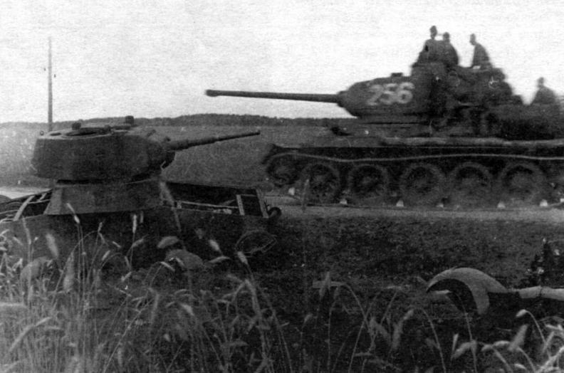 Т-34-85 проезжает мимо подбитого в 1941 году советского танка Т-26