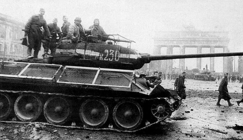 Т-34-85 у Бранденбургских ворот в Берлине. Mай 1945