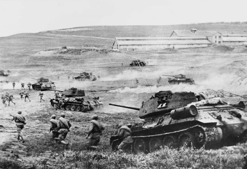 Т-34-85 с десантом ведут бой за станцию Раздельная в районе Одессы. Апрель 1944