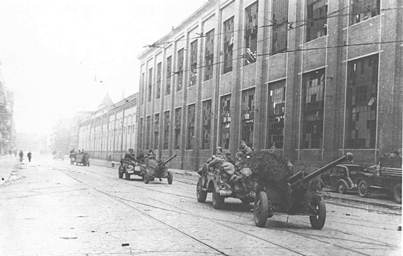 Артиллеристы с ЗИС-3 в Берлине.  Апрель 1945