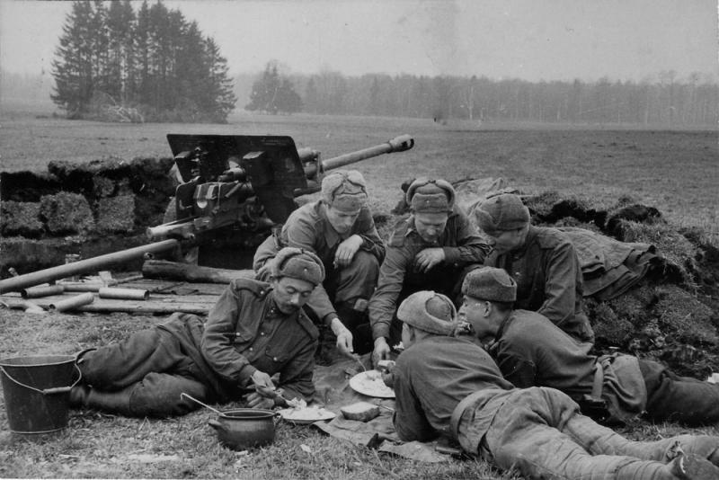 Артиллеристы с ЗИС-3. Передышка на подступах к Берлину. Апрель 1945