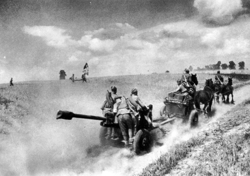 Артиллеристы с ЗИС-3 в наступлении. Польша, 1944
