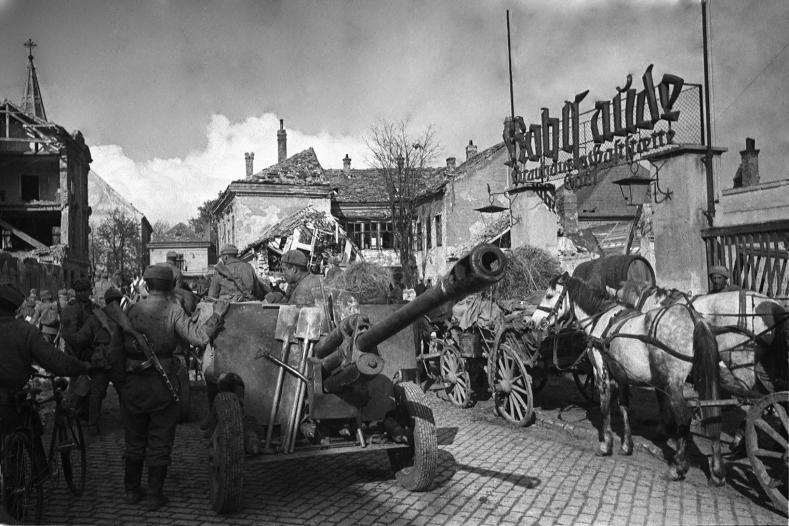 Расчет ЗИС-3 на улице Вены. Май 1945