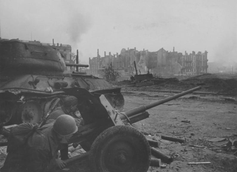 Расчет 45-мм пушки при штурме Берлина. Апрель 1945