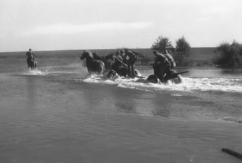 45-мм пушку переправляют через реку Шешупе. Сентябрь 1944