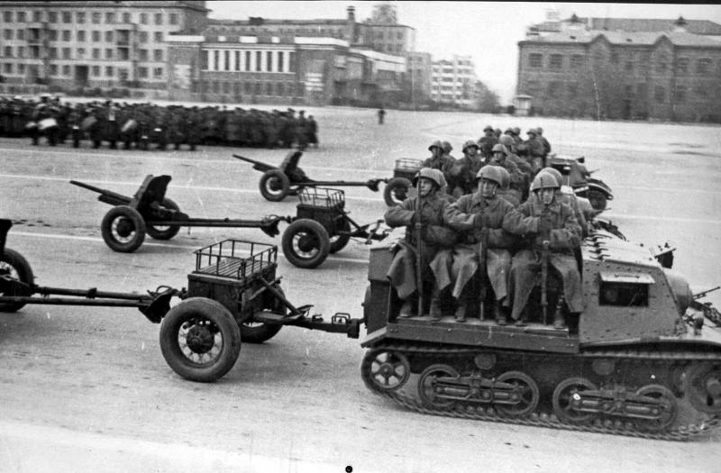 Артиллерийские тягачи Т-20 «Комсомолец» с 45-мм противотанковыми пушками на параде<br /> 7 ноября 1941 в городе Куйбышеве
