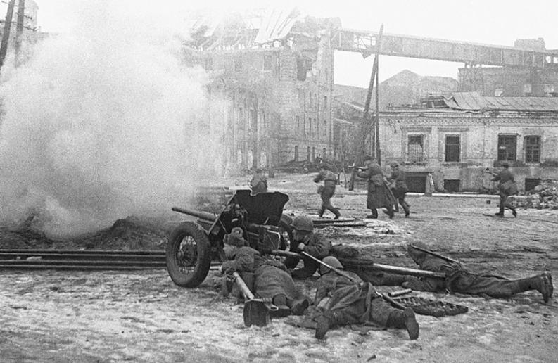 Артиллерийский расчет 45-мм орудия поддерживает атаку советских солдат в районе вокзала Ростова-на-Дону. Февраль 1943