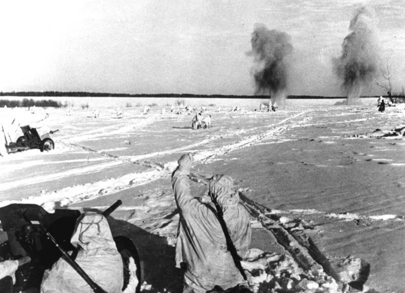 Атака советской пехоты под прикрытием 45-мм противотанковых пушек. Март 1943
