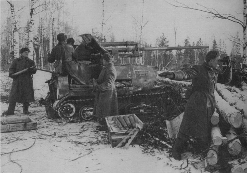 ЗИС-2 на тягаче «Комсомолец» в битве за Москву. Декабрь 1941
