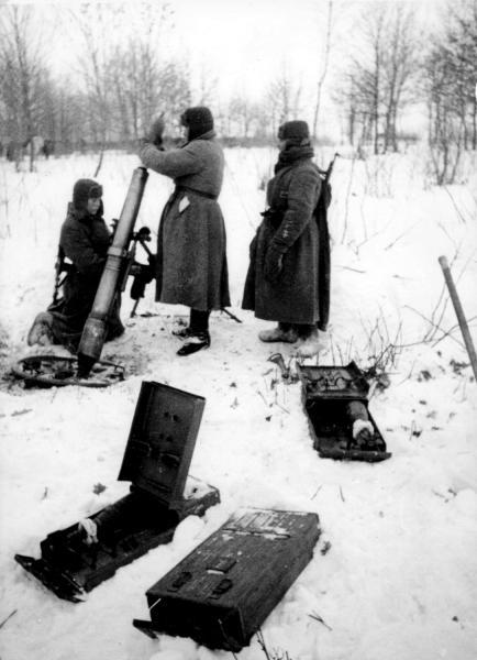 Расчет советского 107-мм полкового горно-вьючного миномета образца 1938 г. на позиции во время Битвы за Москву. Зима 1941—1942 