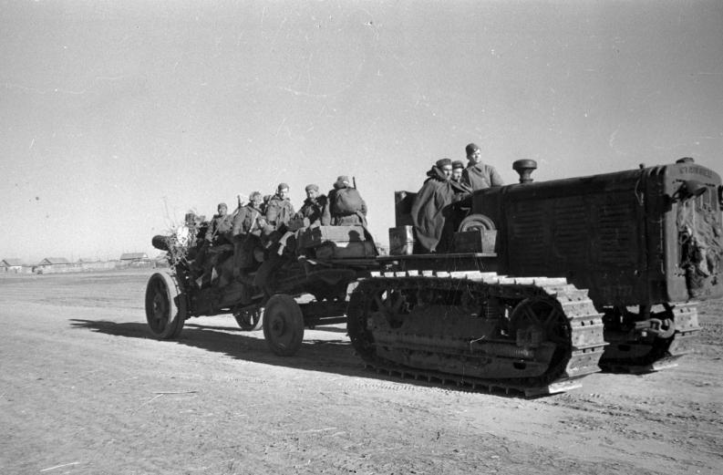 Тягач «Сталинец» везет гаубицу МЛ-20. Сталинградский фронт. 1942
