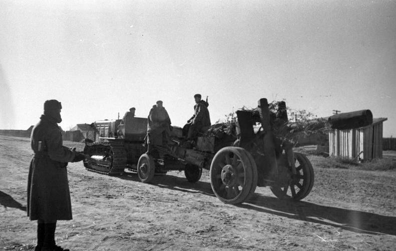 Тягач «Сталинец» везет гаубицу МЛ-20. Район Сталинграда. 1942