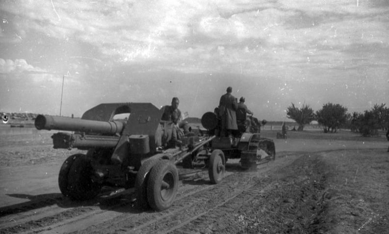 Тягач «Сталинец» везет гаубицу М-10. Сталинградский фронт. 1942