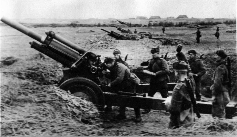 Батарея советских 122-мм гаубиц образца 1938 г. М-30 ведет огонь по Берлину