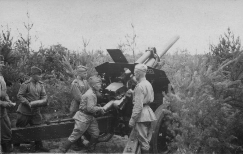 Орудийный расчет 1-й батареи 208-го гаубичного артиллерийского полка<br /> ведет огонь по врагу из 122-мм гаубицы М-30