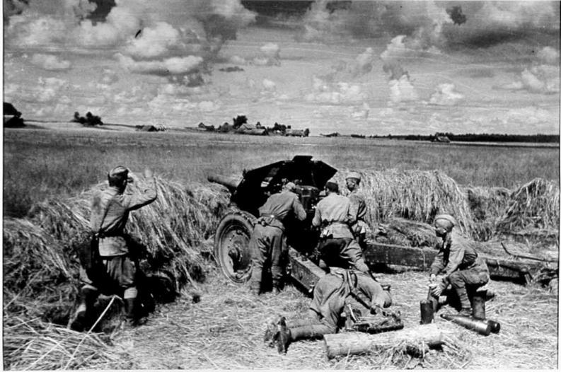 Расчет советской 122-мм гаубицы М-30 в бою против немецких танков. На переднем плане погибший артиллерист. 3-й Белорусский фронт