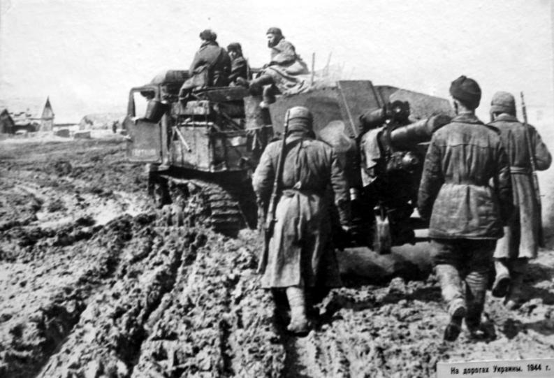 Расчет советской 122-мм гаубицы образца 1938 г. меняет позицию. На дорогах Украины. 1944