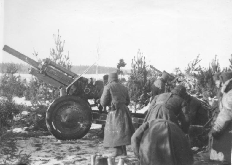 Советская артиллерийская подготовка в районе Калинина. Огонь ведут 122-мм гаубицы М-30