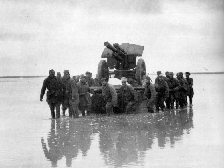 Советские солдаты переправляют на понтоне<br />122-мм гаубицу образца 1938 г. М-30 через залив Сиваш