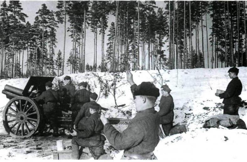 Расчет советской 122-мм гаубицы образца 1910/30 гг. на позиции во время Зимней войны