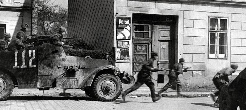 Советские солдаты атакуют под прикрытием бронетранспортера M3 Scout Car американского производства в австрийском городе