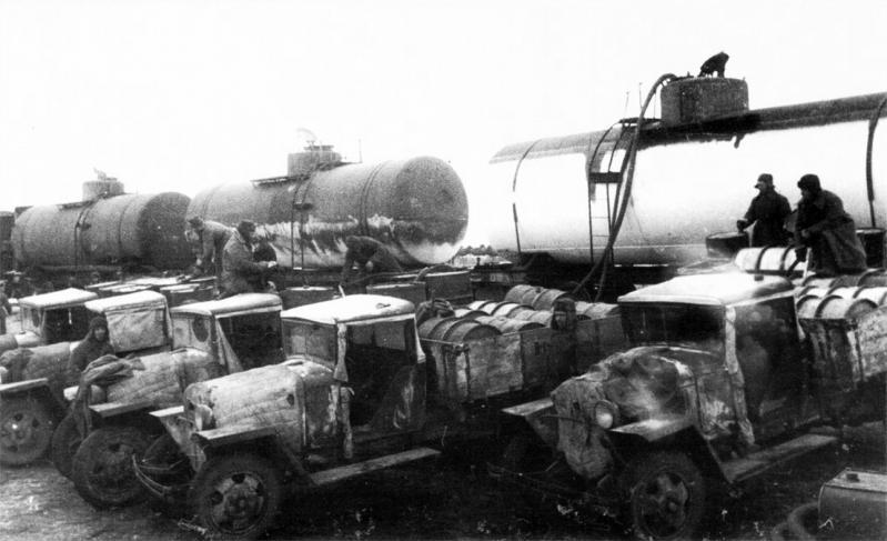 Грузовики ГАЗ-ММ, используемые в качестве бензовозов, во время заправки на одной из станций под Сталинградом