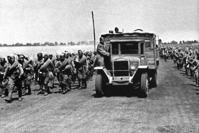 Советские войска на марше. По обочинам дороги движется пехота,<br />в центре – грузовик ЗиС-5В