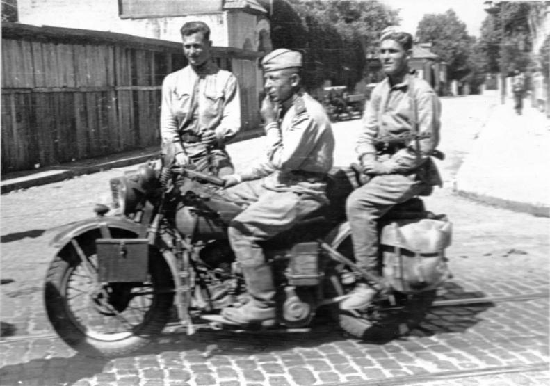 Советские солдаты на мотоцикле на окраине Бухареста