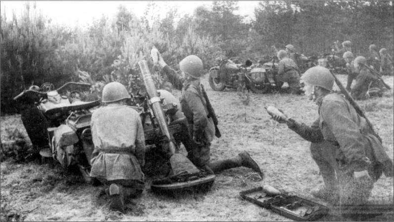 Советский минометный взвод ведет огонь по противнику в районе Барановичей. Интересно, что 82-мм минометы перевозились на американских мотоциклах «Харли Дэвидсон»