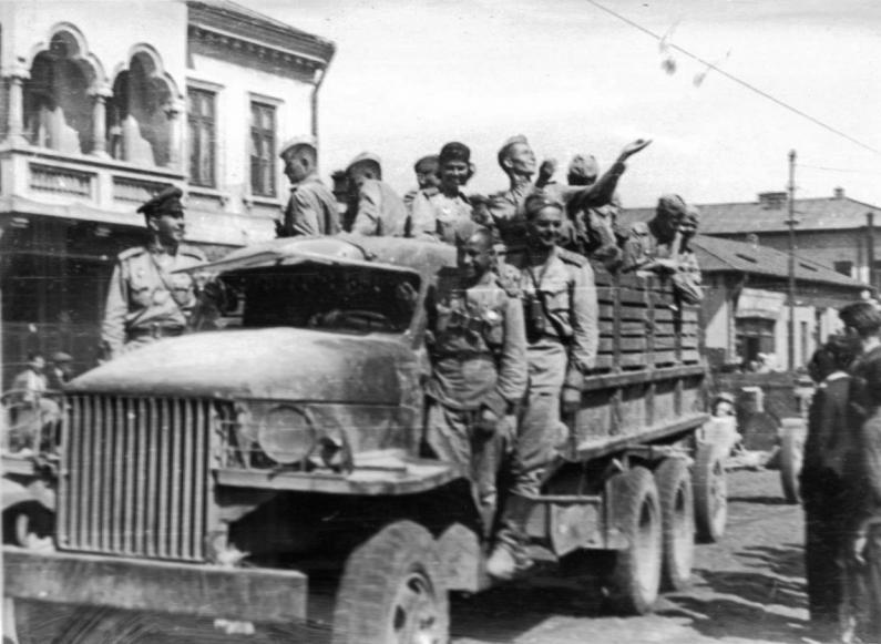 Советские солдаты в освобожденном Бухаресте на грузовике Студебеккер американского производства