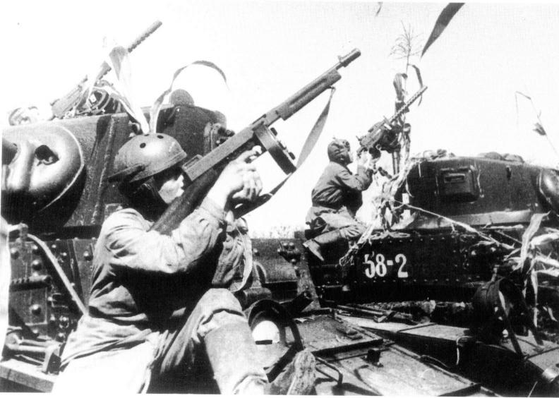 Редкое фото советских танкистов с танками М3А1 «Стюарт» в американских шлемофонах с пистолетом-пулеметом Томпсон М1928А1 и пулеметом М1919А4