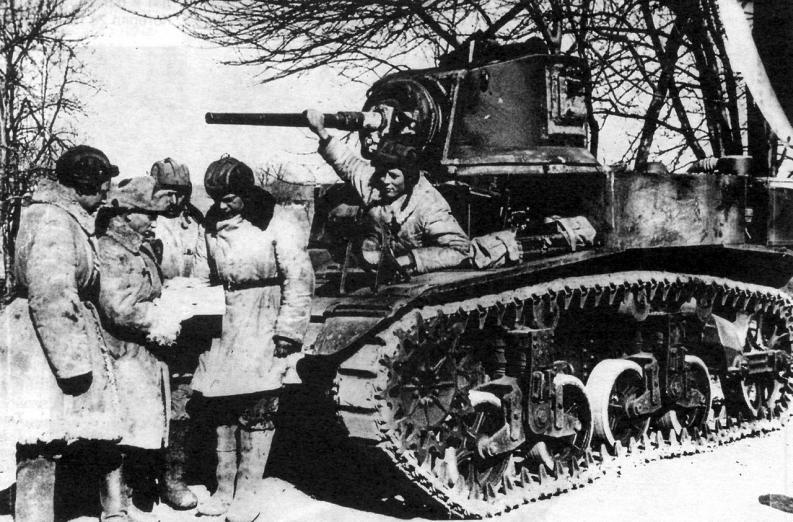 Советские танкисты и легкий танк M3A1 «Cтюарт» американского производства<br />на советском Западном фронте