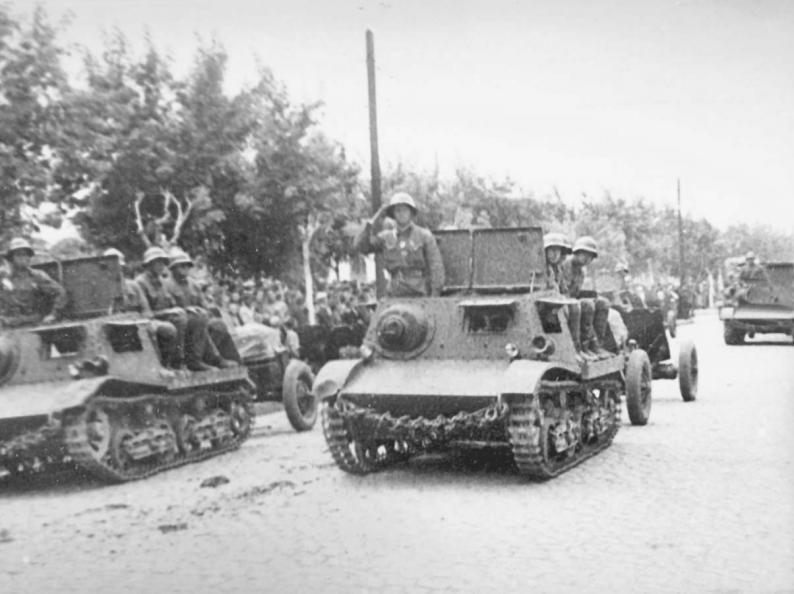 Советские артиллерийские тягачи Т-20 «Комсомолец» с 45-мм пушками на параде в Кишиневе