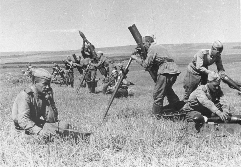 Батарея 120-мм полковых минометов образца 1938 г. (ПМ-38) 1-го дивизиона 290-го минометного полка ведет огонь по противнику во время Курской битвы