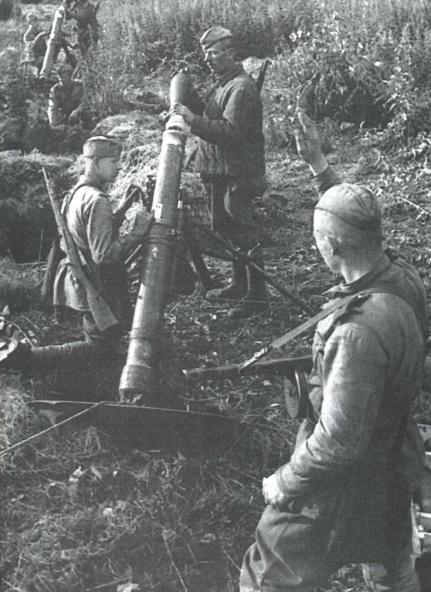 Батарея 120-мм полковых минометов образца 1938 г. ведет огонь по скоплению пехоты противника на Орловско-Курском направлении