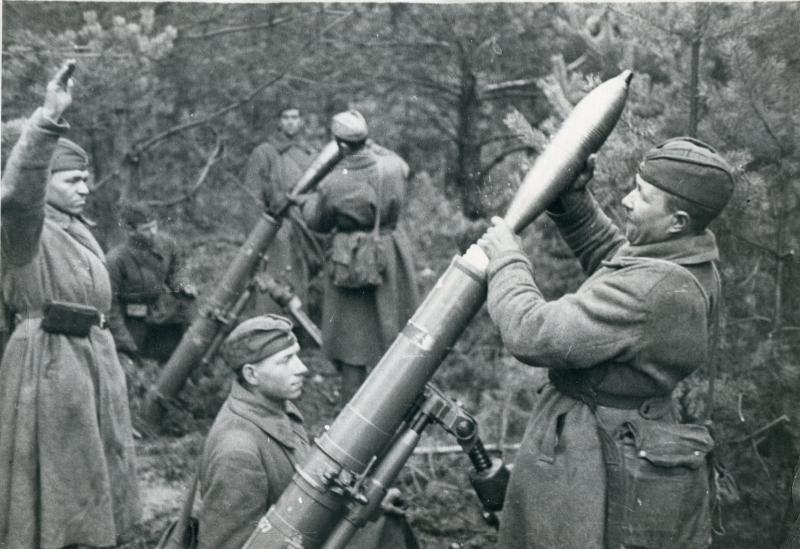 Красноармейцы ведут огонь из 120-мм минометов ПМ-38 образца 1938 г.