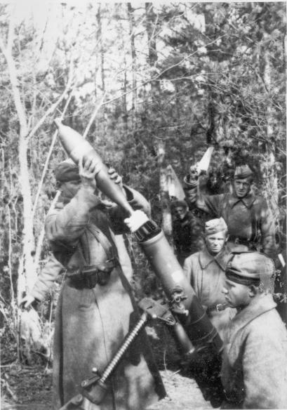 Минометчики советской 247-й стрелковой дивизии ведут огонь по противнику в районе Ржева из 120-мм полкового миномета. Калининский фронт