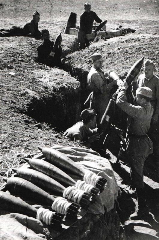 Расчет 120-мм полкового миномета образца 1938 г. сержанта Матвеева на огневой позиции